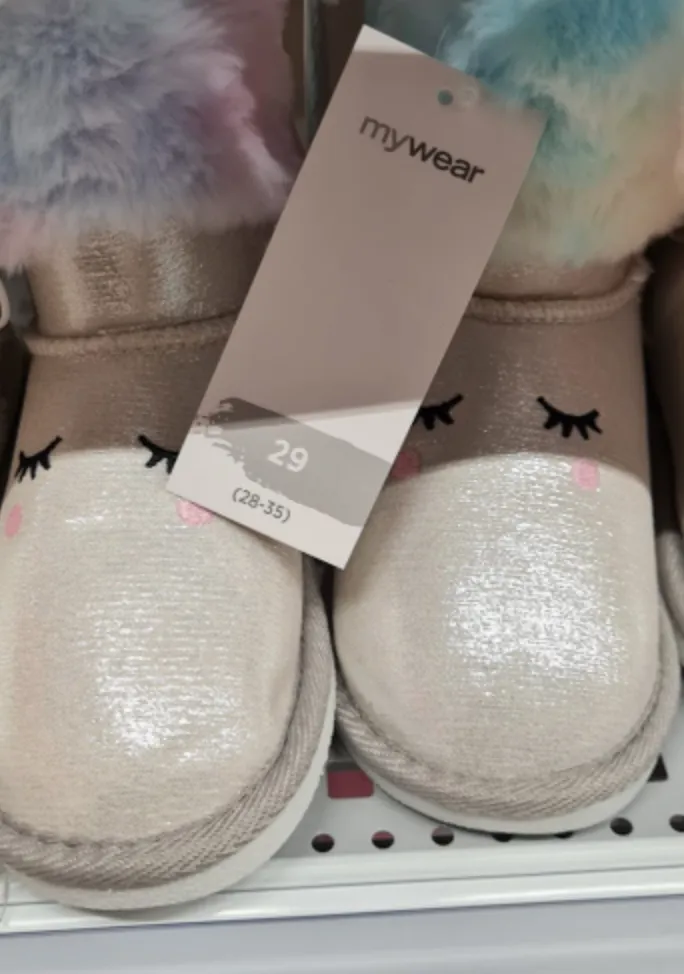 Regnbågsfärgade stövlar med härlig foder från Mywear för barn