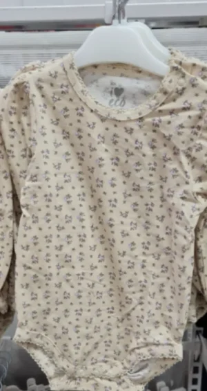 Enkel baby body i bekväm tyg och fint mönster