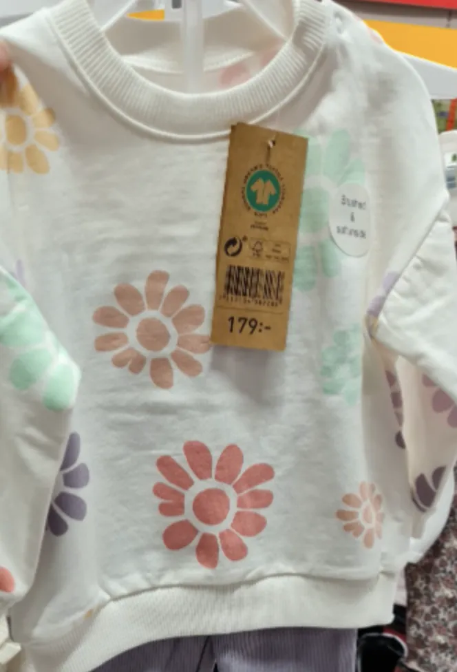 Majblommor i olika färger på en barntröja