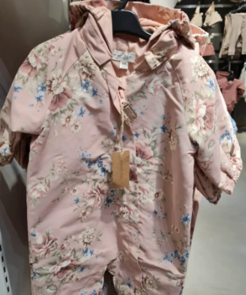 Vindtät rosa overall för baby