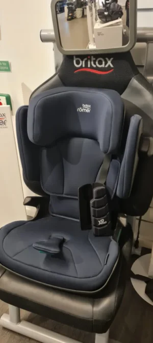Marinblå bilbarnstol från Britax